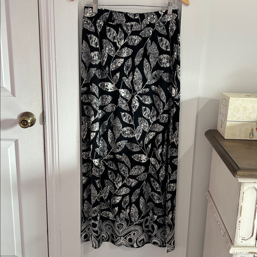 NWT Chicos Maxi Skirt Black White Abstract Leaf Stretch Slit Pull On Casual S